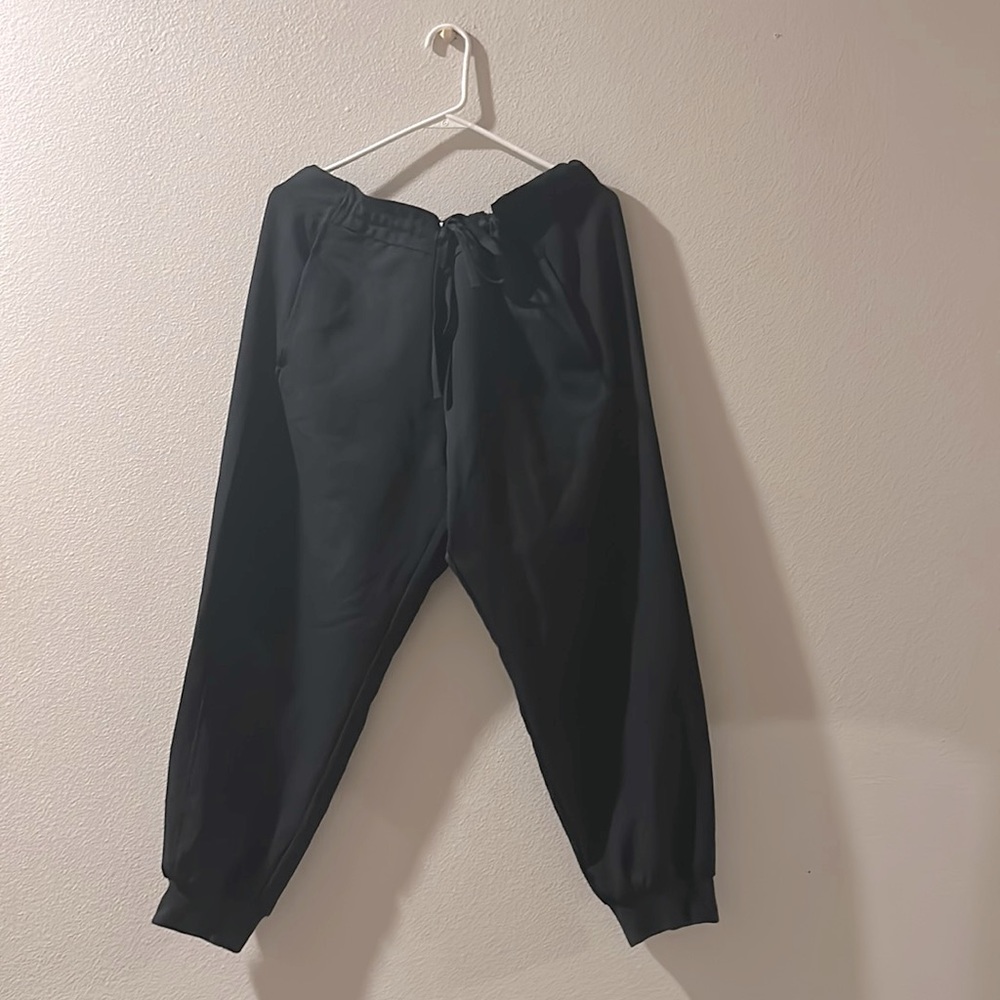 Tapered drawstring black pants